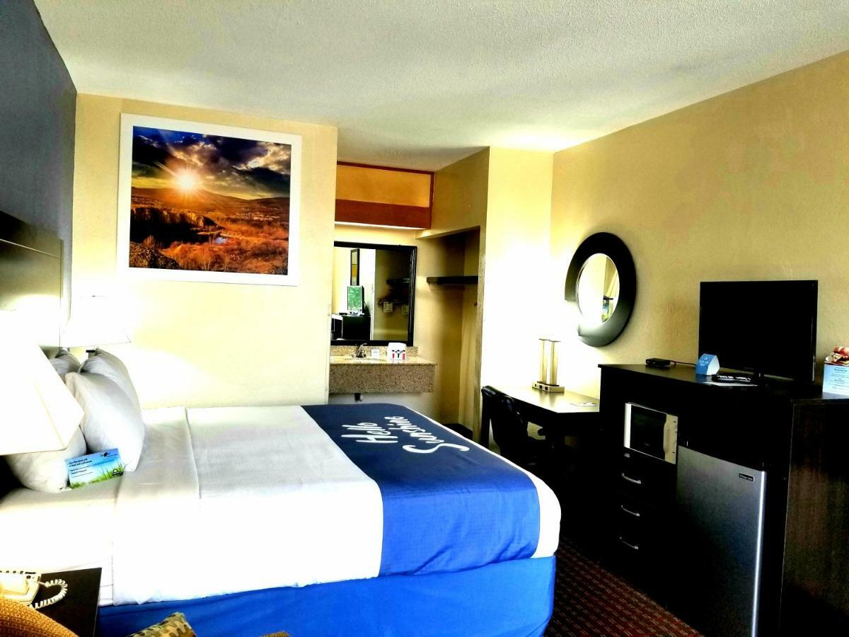 Days Inn By Wyndham Easley West Of Greenville/Clemson Area Екстериор снимка